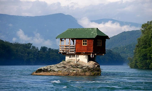 Những căn nhà độc đáo xây trên địa hình không tưởng