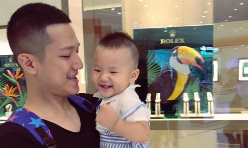 Sau ly hôn, Chí Nhân liên tục khoe ảnh chăm sóc con