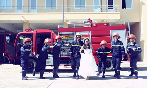Bộ ảnh cưới đúng chất... cảnh sát Phòng cháy chữa cháy