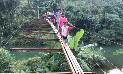 Thót tim nhìn học sinh Hòa Bình vượt cầu treo không có mặt sàn