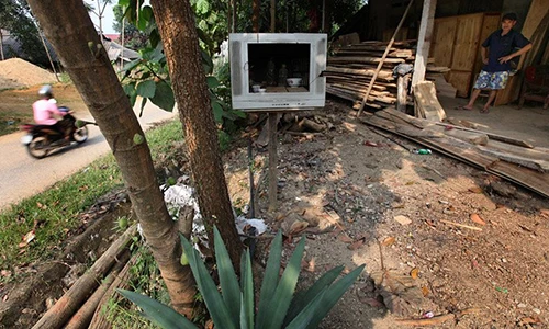 Chùm ảnh những bàn thờ từ vỏ tivi, hộp xốp siêu độc