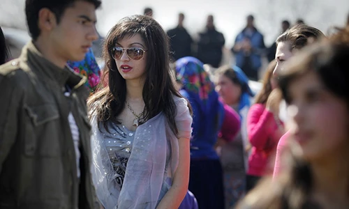 Xôn xao ảnh mẹ nắn bóp đùi thiếu nữ để chọn con dâu