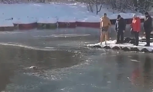 Nhảy xuống hồ đóng băng âm 5 độ C cứu chú chó nhỏ
