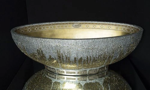 Loá mắt bồn tắm dát vàng, đính pha lê gần 3 tỉ