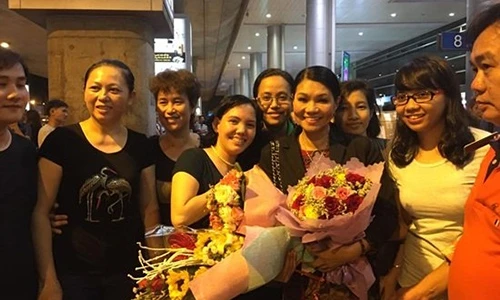 Chùm ảnh: NSƯT Ngọc Huyền về Việt Nam sau 14 năm ở Mỹ