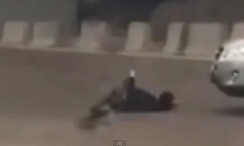 Nằm lăn ra đường ăn vạ tai nạn, suýt bỏ mạng dưới gầm xe tải