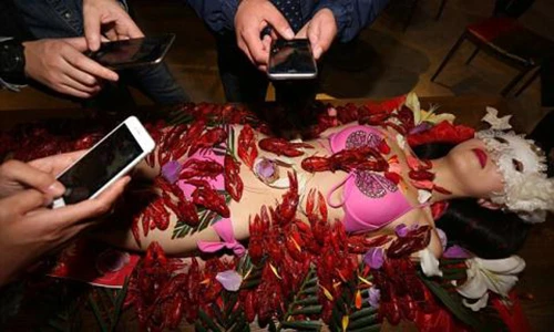 Choáng nhà hàng phục vụ tôm hấp trên cơ thể người mẫu bikini