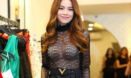 Hà Hồ mặc xuyên thấu nổi bần bật bên dàn chân dài 