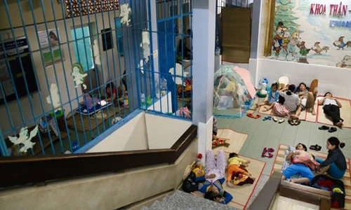 Đêm màn trời chiếu đất ở bệnh viện nhi Sài Gòn