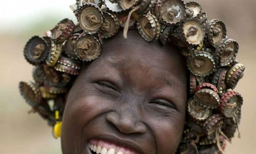 Thời trang từ phế thải cực độc của thổ dân ở Ethiopia