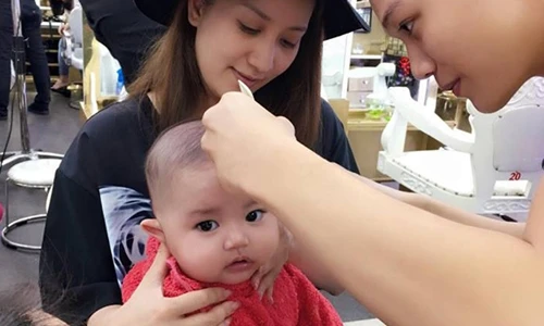 Khánh Thi, Phan Hiển hạnh phúc đưa con trai đi cắt tóc