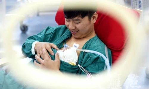 Xúc động hình ảnh hai ông bố ôm con sinh non cho bú