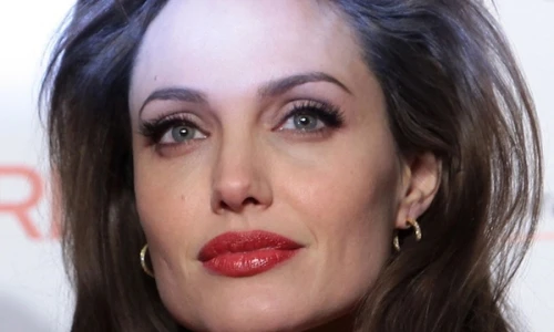 Top khoảnh khắc bờ môi gợi cảm chết người của Angelina Jolie