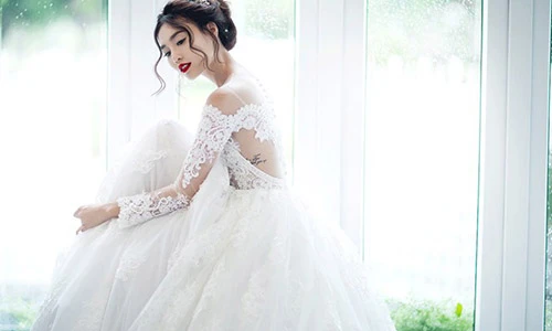 Lan Ngọc lộ hình xăm khi diện váy cưới xuyên thấu