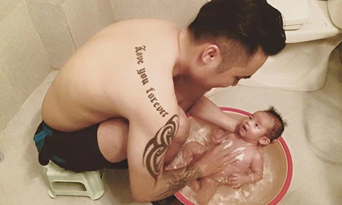 Phát cuồng với ông bố hot boy chăm con cực khéo