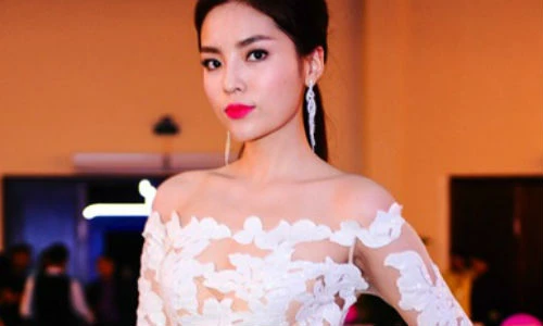 Hoa hậu Kỳ Duyên diện đồ xuyên thấu... lộ vòng một căng tròn
