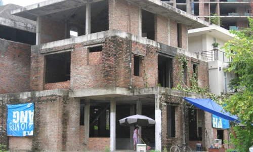 “Sởn da gà” biệt thự tiền tỷ chứa đầy rác thải, bơm kim tiêm