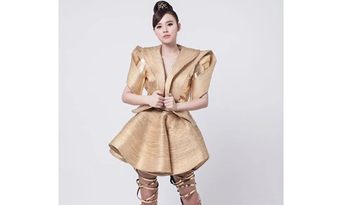 Midu trở lại với gương mặt lạnh lùng, diện đồ kỳ quái