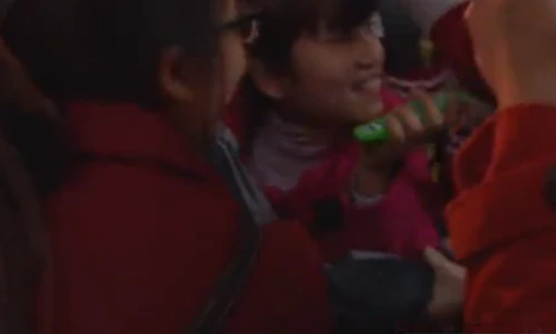 Fan nữ mê mẩn lần đầu được chạm vào người Tuấn Anh