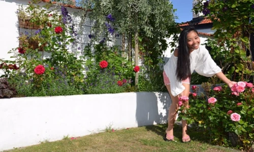Nhà view biển rợp hoa đẹp như mơ của chồng Tây Đoan Trang