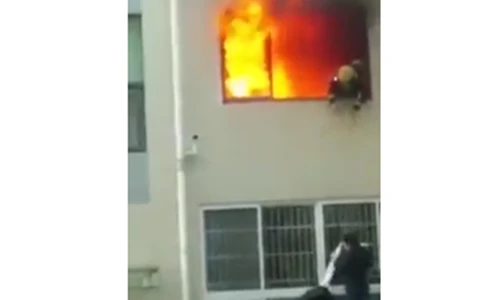 Rùng mình lính cứu hỏa bốc cháy ngùn ngụt rơi xuống đất 