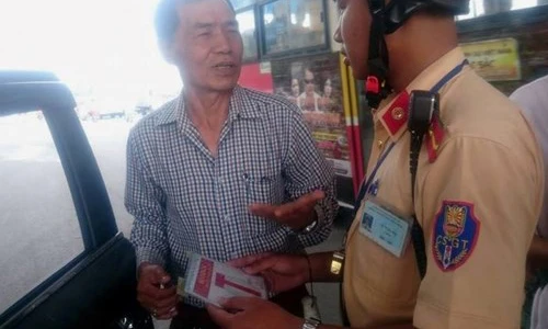 Tước hàng chục phù hiệu Bộ Công an gắn trên ô tô tư nhân