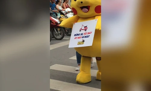 Tuyên truyền về giao thông, Pikachu bị đâm ngã ngay trên phố