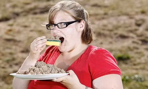 Kinh hãi chứng nghiện ăn đồ vật lạ: Đinh, xà phòng, lưỡi dao