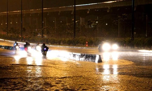 TP HCM: Xa lộ Hà Nội ngập hiếm thấy sau trận mưa cực lớn