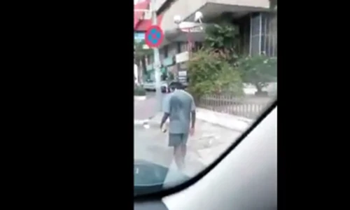 Xôn xao người đàn ông không đầu đi bộ trên phố