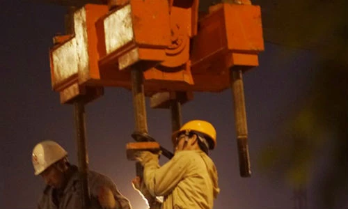 Cận cảnh màn lao thanh dầm khổng lồ qua hồ Hoàng Cầu