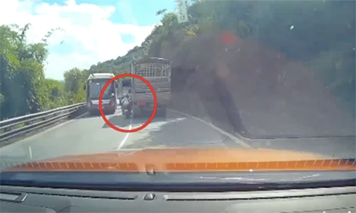 Chồng chở vợ con liều vượt xe tải thoát chết kỳ diệu