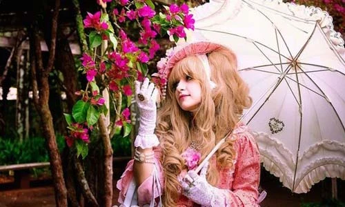 Nữ sinh bỏ cả đống tiền để sống như búp bê