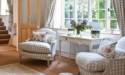 Khoác áo mới cho phòng khách đón hè rực rỡ