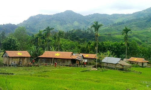 Độc lạ ngôi làng vẽ sao vàng trên mái ngói đỏ