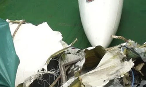 Ảnh: Trục vớt các mảnh vỡ máy bay Casa 212