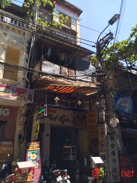 Cận cảnh nhà phố cổ tróc lở, chằng vá nguy hiểm giữa Thủ đô