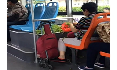 Những hình ảnh hài hước “không tin nổi” trên xe buýt