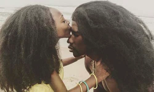 Độc đáo kiểu tóc xù của cặp cha con người mẫu