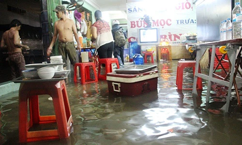 Ảnh: Người Sài Gòn trắng đêm sửa xe, tát nước cứu tài sản