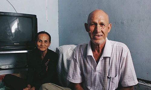 Chuyện tình vợ Việt và ông Tây nghèo ở chân cầu Hậu Giang