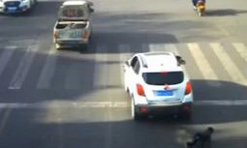 Cậu bé sống sót thần kỳ dù bị xe hơi cán qua người