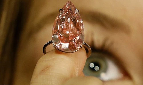 Lóa mắt viên kim cương “giọt lệ hồng” giá gần nghìn tỉ