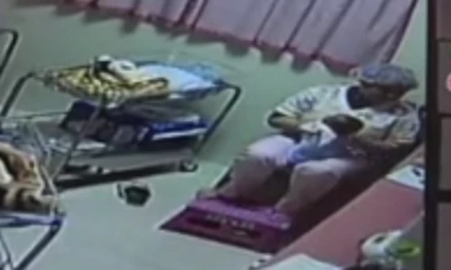 Bé sơ sinh bị xuất huyết não do bị tát, quay lắc như đồ chơi