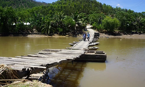 Ảnh: Người dân liều mạng qua cầu phao tử thần