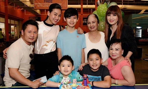 Ít biết Bằng Kiều sống cùng 15 anh chị, 3 bà mẹ