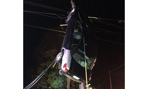 Clip giải cứu ô tô mắc trên dây điện