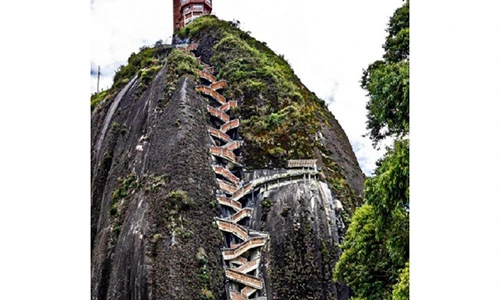 Khối đá kỳ lạ "10 triệu tấn" hút đông đảo người đến xem