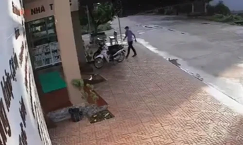 Trộm xe máy nhanh như chớp ngay trước cửa phòng khám