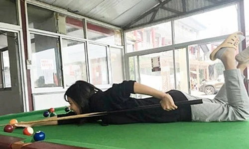 Hotgirl bắn cung mới nổi "lộ" ảnh khó đỡ trên bàn bi-a